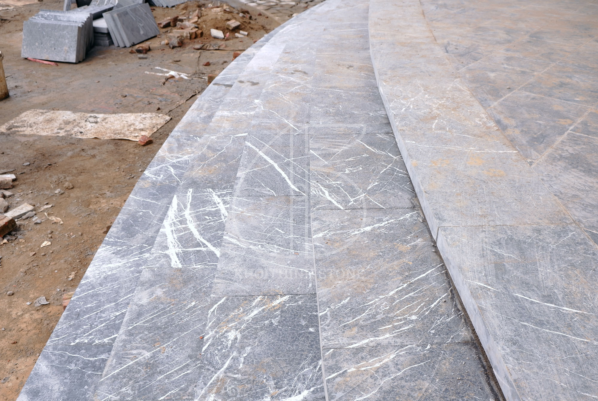 Bậc thang sử dụng đá nhân tạo