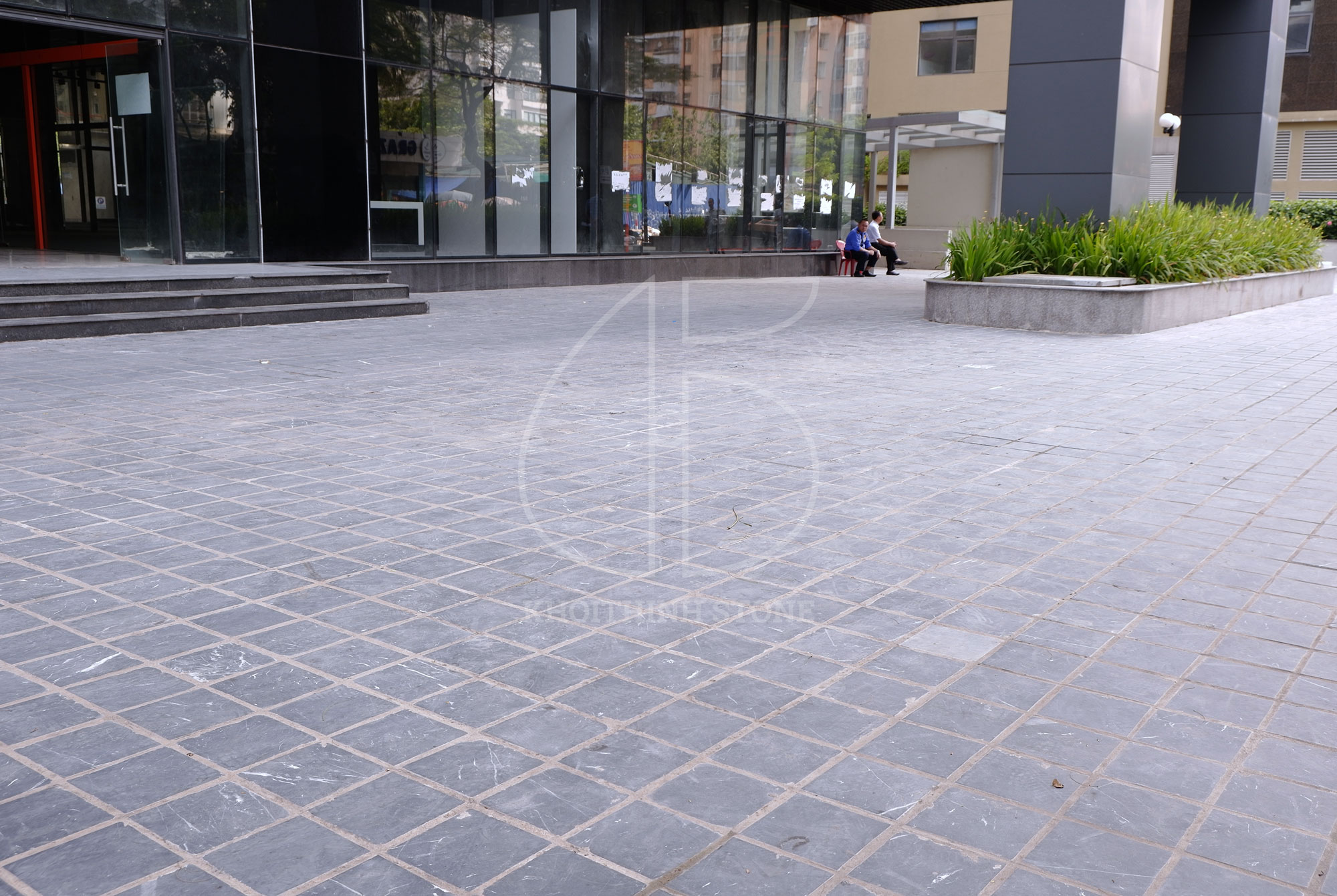 Sân được lát bằng đá nhẵn mặt